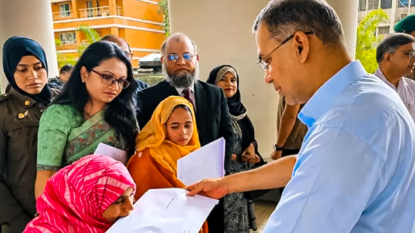 তিন প্রতিবন্ধী ব্যক্তিকে সরাসরি নিয়োগপত্র দিলেন প্রধানমন্ত্রী তারেক রহমান