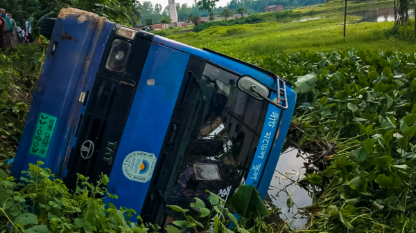 বগুড়ায় স্কুলবাস খাদে, প্রাণ গেল অষ্টম শ্রেণির ছাত্রীর; আহত ১০